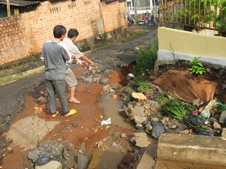 Mưa lớn thổi bay một mặt đường gần đoạn nhà 50 Đống Đa