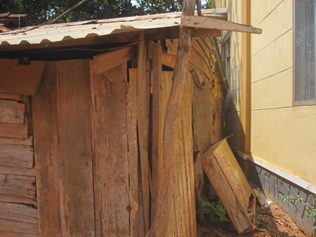 Căn nhà của vợ chồng ông A sập sệ có thể đổ xuống bất kì lúc nào