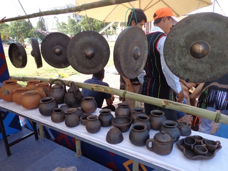 Một gian hàng trưng bày sản phẩm văn hóa của người dân Tây Nguyên