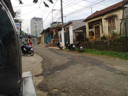 Cãi nhau với chồng, nữ giáo viên thắt cổ tự vẫn - 1 Gia đình nạn nhân tổ chức mai táng cho người thân của mình