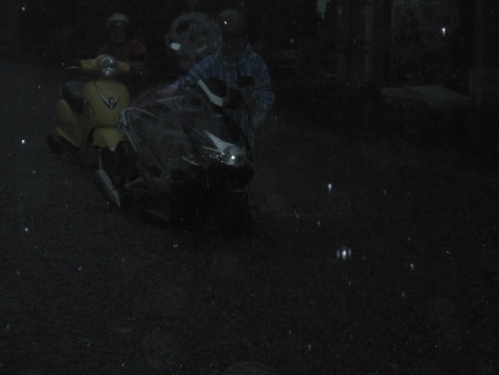 Mưa mới diễn ra khoảng 20 phút nhưng đoạn đường Ngô Gia Tự đã bị ngập nặng