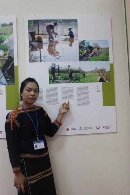 Chị H'Phương Mlô chụp về cái hồ bị ô nhiễm của làng mình