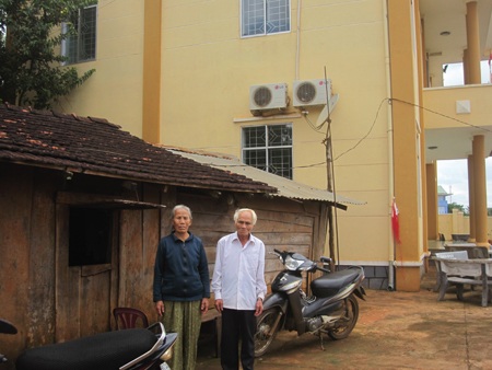 Ông Nghĩa cũng ghi nhận hễ mưa xuống là nước chảy vào trong nhà ông A khiến ông bà rất khổ cực