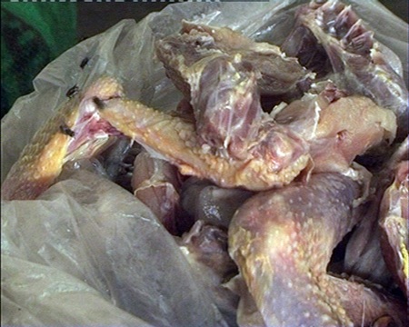 Thịt gà được ông Sỹ trưng trong tủ lạnh vì không biết làm gì (?!)