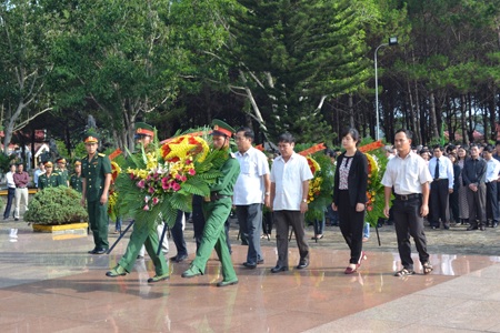 Lễ viếng long trọng các liệt sĩ.