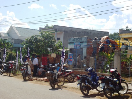 Người thân đang tổ chức mai táng cho nạn nhân