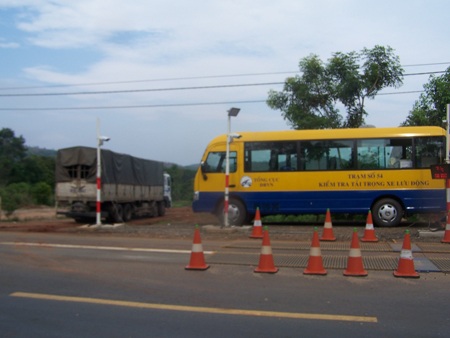 Chiếc xe tải bỏ chạy khỏi trạm cân