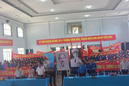 1.000 Đoàn viên TP. Buôn Ma Thuột mít tinh bảo vệ chủ quyền biển đảo - 2 Hình ảnh Bác Hồ và Đại tướng Võ Nguyên Giáp được dương cao trong buổi lễ