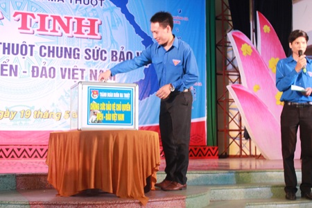 1.000 Đoàn viên TP. Buôn Ma Thuột mít tinh bảo vệ chủ quyền biển đảo - 3 Hình ảnh Bác Hồ và Đại tướng Võ Nguyên Giáp được dương cao trong buổi lễ