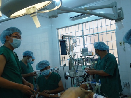 Các bác sĩ thực hiện ca phẫu thuật