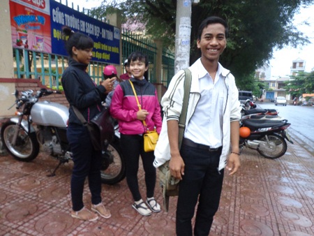 Kết thúc môn thi, thí sinh vui vẻ vì làm được bài. (Ảnh: Trương Nguyễn)