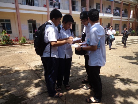 Các thí sinh trao đổi đề sau khi kết thúc môn thi. (Ảnh: Trương Nguyễn)