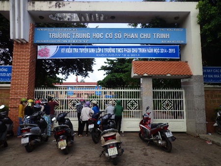 Phụ huynh chờ con trước cổng trường.