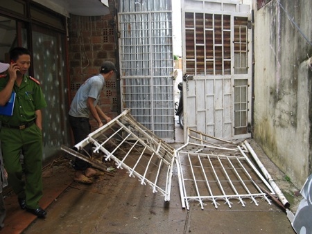 Cổng của một gia đình bị tông đổ gãy