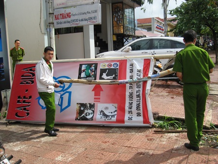 Cách hiện trường vụ việc là trụ sở Cảnh sát 113 nằm gần đối diện, cách chỉ vài chục mét