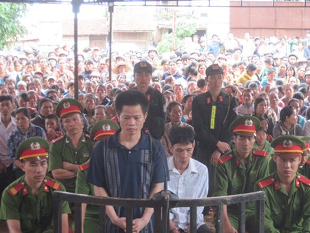 Bị cáo trước vành móng ngựa