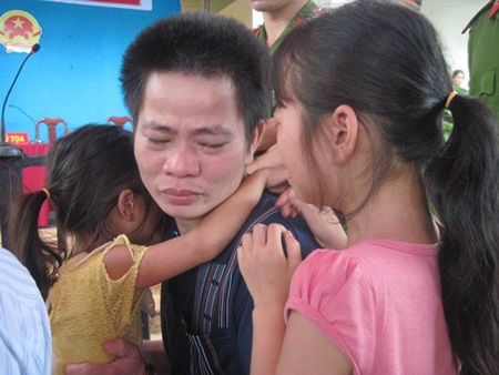 2 đứa con của Lam khóc thương bố mình