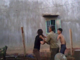 Chuỗi ngày tủi cực của người phụ nữ chăm "vợ bé" của chồng - 3 Chị Hằng (áo đen) bị cha chồng túm tóc, anh chồng lao vào đánh (ảnh cắt từ video)