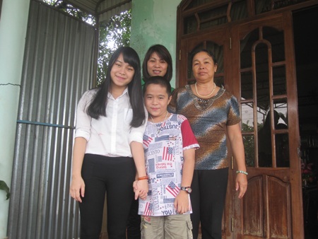 Cô thủ khoa xinh xắn cùng em trai, mẹ và bác Tình (ngoài cùng bên phải) hàng xóm.