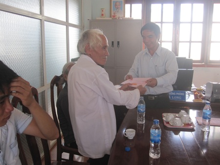 Ông Kpă Long (bên phải ngoài cùng) đại diện cho chính quyền trao GCNQSDĐ cho ông A