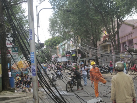 Nhiều người dân phải quay xe lại vì hàng chục dây điện sà xuống mặt đường