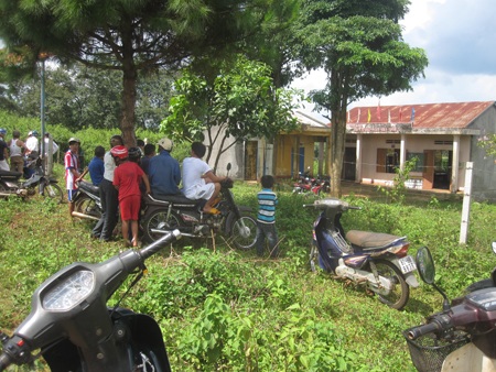 Người dân hiếu kì kéo đến hiện trường vụ việc xem