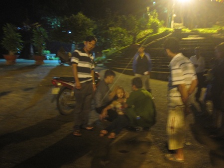 Các chiến sĩ sơ cứu giúp nạn nhân thoát khỏi tử thần rồi bắt xe taxi đưa đến bệnh viện