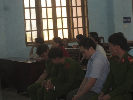 Ngày ra tòa đền tội, bị cáo đã liên tục khóc