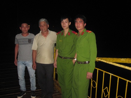 Các chiến sĩ sơ cứu giúp nạn nhân thoát khỏi tử thần rồi bắt xe taxi đưa đến bệnh viện