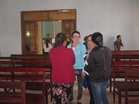 Bà Thanh (áo xanh) động viên mẹ và vợ Ninh trước lúc ra về