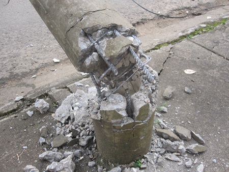 Cây cột điện gãy gập