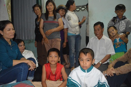 Nghi án một bé trai bị bắt cóc hụt - 2 Cháu Thuận (rìa phải) may mắn trở về với gia đình