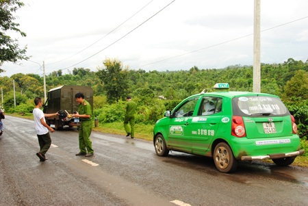 Cơ quan công an phong tỏa các tuyến đường