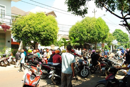 Người dân hiếu kì kéo đến hiện trường để xem