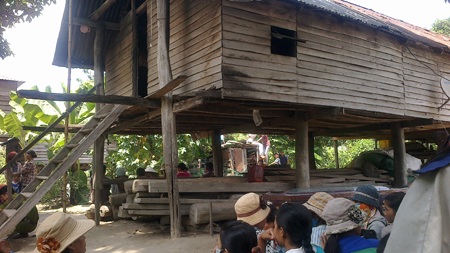 Người dân làng Sô Bale ngồi nhà Hưng bày tỏ phẫn nộ về cái chết của một thành viên trong làng