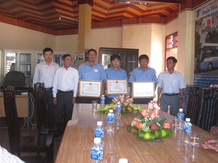 Ông Nguyễn Hữu Quế (ngoài cùng bên trái) Phó Giám đốc Sở GTVT trao tặng giấy khen cho 3 lái xe