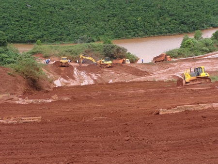 Các công nhân đang khắc phục sự cố