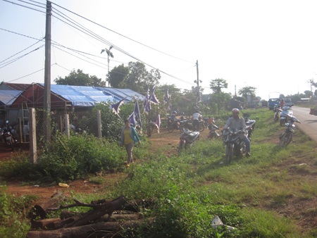 Gia đình anh Xuân đang tiến hành mai táng cho em mình