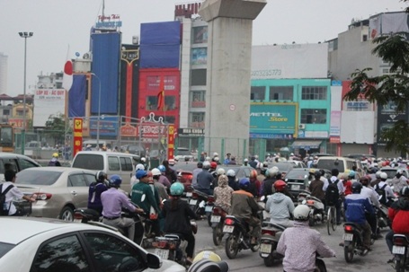 Các phương tiện di chuyển qua ngã tư Khuất Duy Tiến - Nguyễn Trãi rất khó khăn