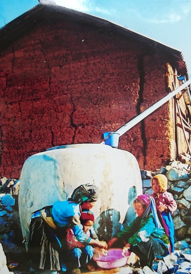 Thiếu nước sinh hoạt của đồng bào dân tộc Mông (giải 3) - tác giả: Phùng Đặng Hùng