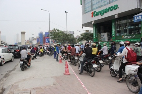 Các phương tiện di chuyển qua ngã tư Khuất Duy Tiến - Nguyễn Trãi rất khó khăn