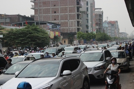 Các phương tiện di chuyển qua ngã tư Khuất Duy Tiến - Nguyễn Trãi rất khó khăn