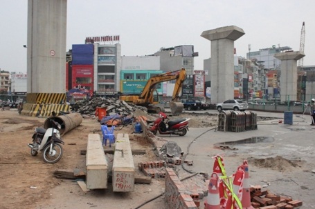 Các phương tiện di chuyển qua ngã tư Khuất Duy Tiến - Nguyễn Trãi rất khó khăn