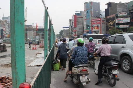 Các phương tiện di chuyển qua ngã tư Khuất Duy Tiến - Nguyễn Trãi rất khó khăn