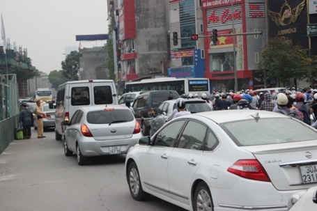 Các phương tiện di chuyển qua ngã tư Khuất Duy Tiến - Nguyễn Trãi rất khó khăn