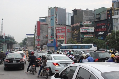 Các phương tiện di chuyển qua ngã tư Khuất Duy Tiến - Nguyễn Trãi rất khó khăn