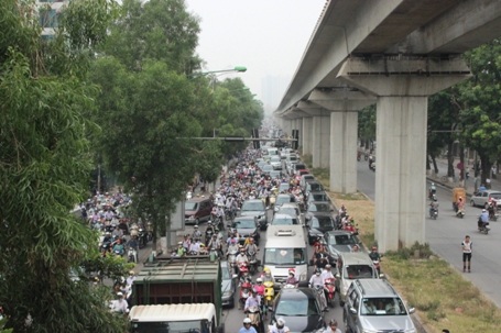 Đường Nguyễn Trãi ùn tắc kéo dài