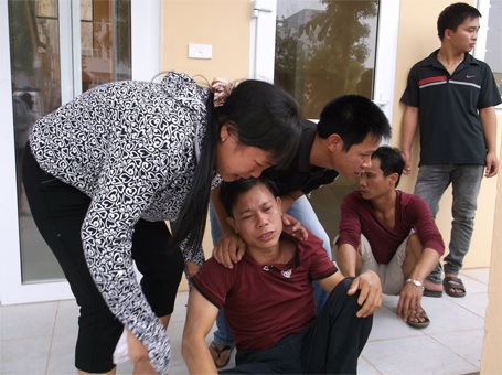 Hà Nội: Bé gái 11 tuổi chết bất thường, người nhà vây bệnh viện - 2 Anh Tình, bố đẻ bé Nhung quá sốc trước sự ra đi đột ngột của con gái mình