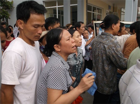 Hà Nội: Bé gái 11 tuổi chết bất thường, người nhà vây bệnh viện - 3 Người thân xót thương trước cái chết của bé Nhung