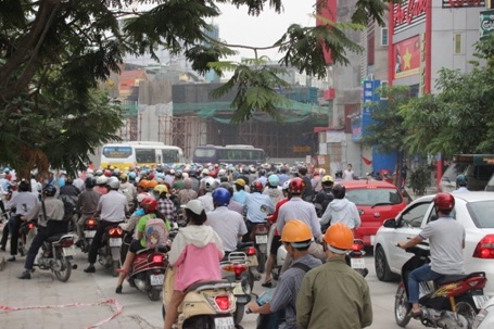 Vỉa hè cũng tắc...